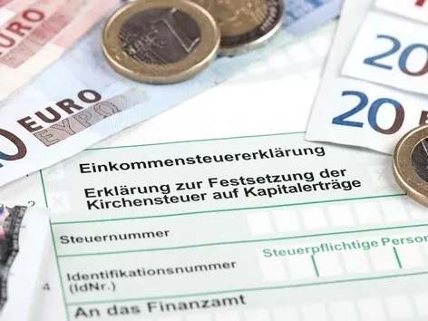 How can an expat file a declaration in Germany and get their taxes back?