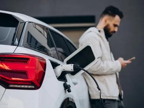 L’UE introduit de nouvelles règles pour les voitures électriques : que change la norme Euro 7 en matière de batteries et d’émissions ?