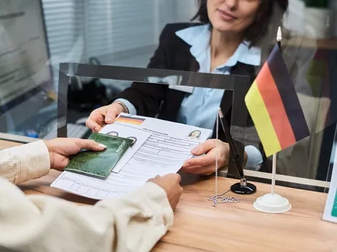 Profissões em falta na Alemanha em 2026: quem pode obter o Cartão Azul?
