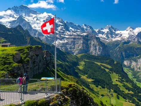 Переїзд до Швейцарії у 2026 році: візи, витрати, податки та поради для іммігрантів