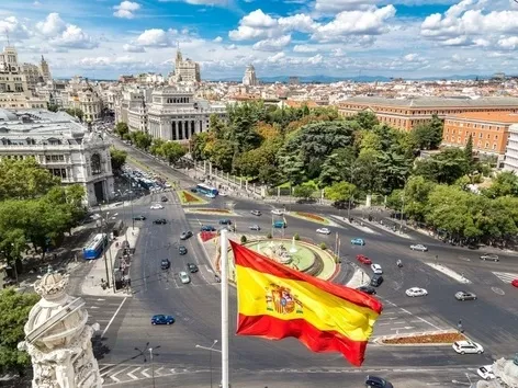 How can a foreigner get a job in Spain?