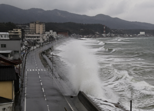 Потужний землетрус магнітудою 7,4 бала сколихнув Японію: загроза цунамі, масштаби та евакуація населення