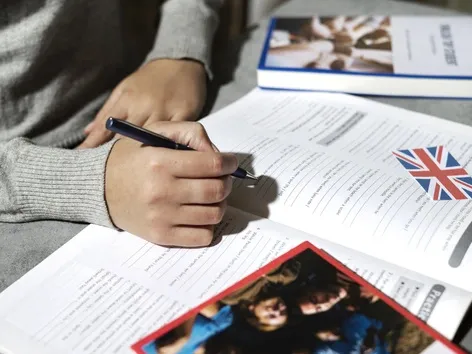 Новые визовые правила Великобритании в 2026–2027 годах: более сложный тест по английскому, сокращение срока пребывания для студентов и более высокие финансовые требования