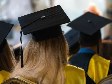 Hochschulbildung in Europa ab 35 Jahren: Wie erhält man 2026 eine Aufenthaltsgenehmigung für Studierende?