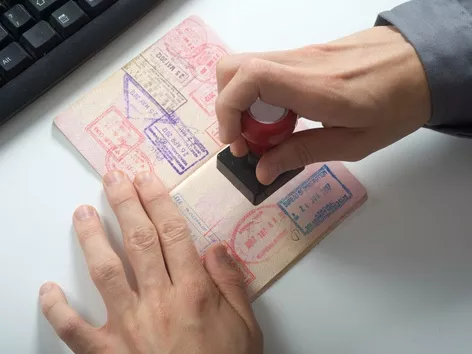 Visa Run: what is this procedure and what are its advantages and disadvantages?