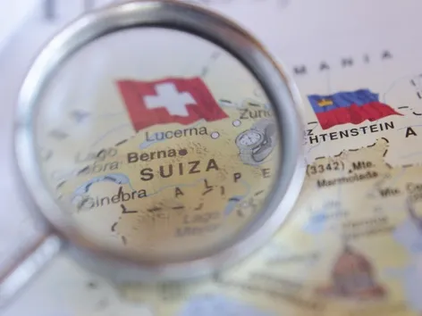 Permiso de residencia en Suiza: Cómo obtener un permiso suizo, tipos y requisitos en 2026