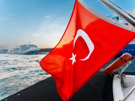 «Зеленый паспорт» Турции в 2026 году: как получить документ, дающий право на безвизовый въезд в Шенгенскую зону?