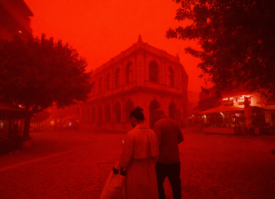 Крит накрыла песчаная буря: отменены рейсы, отключения электричества и «красное» небо