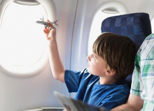 Can children travel by plane unaccompanied by adults?