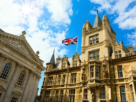 La educación superior en el Reino Unido en 2026: las mejores universidades, precios y requisitos de admisión para estudiantes extranjeros