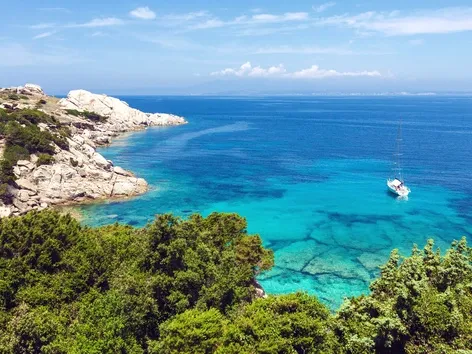 Италия платит за переезд в Сардинию: как получить 15 000 евро гранта для новых резидентов?